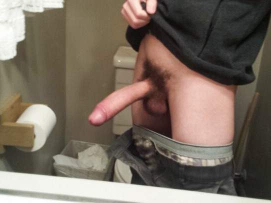 youngvcstud:xlbig:  big cock                                          http://xlbigdick.com @xLBigx   .Bulge    