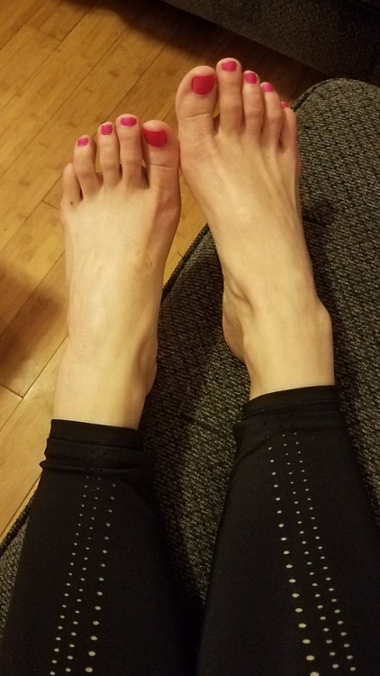 My pretty wifes sexy toes with a fresh coat of pink on them.please comment
