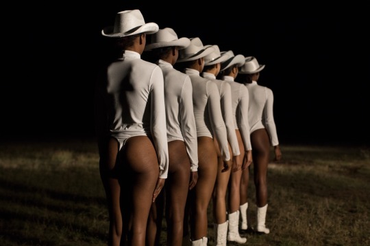 Sex vihinam:    Beyoncé   and Solange own this pictures