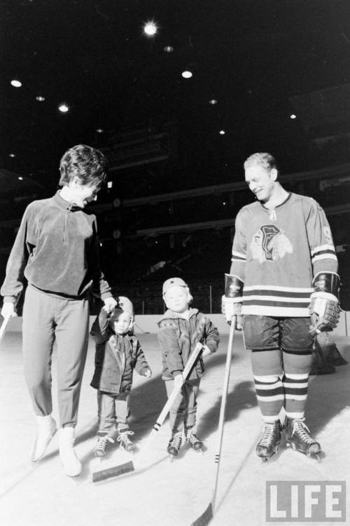 Bobby Hull and family(Robert W. Kelley. n.d.)