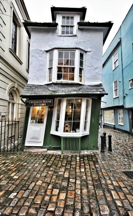 eartheld: serendipitousgirl: The crooked house of Windsor: the oldest tea house in England. mostly n