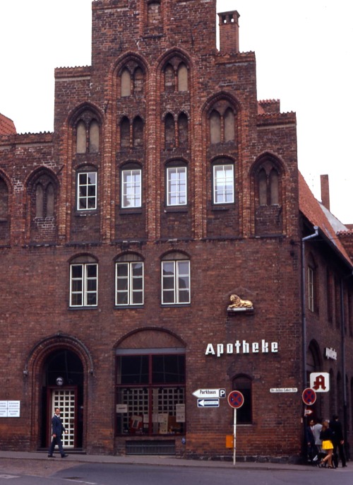 Apotheke, Lübeck, Schleswig-Holstein, Deutschland, 1972.Presumably, given the bas-relief, the store 