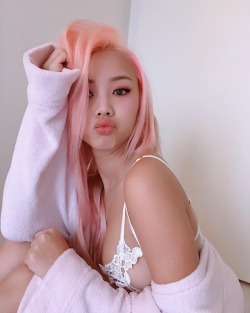 ravishingasians:  Vyvan Le Instagram - @vyvan.le