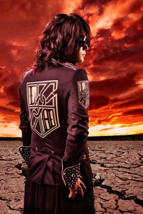 LINKED HORIZON has announced the title of Shingeki no Kyojin 2nd season’s 1st opening theme!  The title will be “Dedicate the Heart!,” and the TV size track will be available right after the Tokyo MX premiere of season 2’s first episode (April