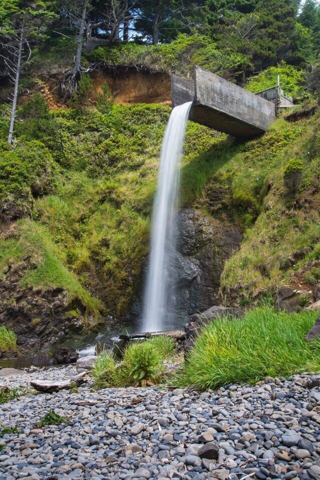 bobcronkphotography:  Lost Boy Falls - located at Lost Boy Beach on the Oregon coast.