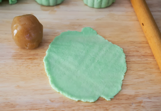 foodffs:  SNOWSKIN MOONCAKES  Really nice recipes. Every hour.     