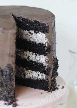 thecakebar:  Fudgy Cookies and Cream Cake