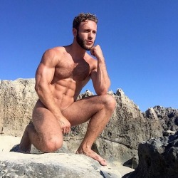 texashorndawg:  otterhunter:  dekanuk:  dekaNuk’s archive of naked exhibitionist men  Like a Greek statue!  Fuck yes