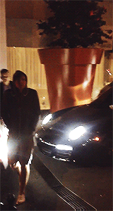 kittenho:  barefoot ashton talking to fans outside his hotel (x) 