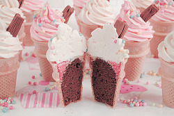 lacebowlittle:  Icecream Cone Cupcakes (by