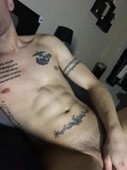 dillonandersonxxx:  Who wants this huge cock?