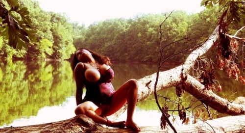 exhibitionistdesidaring:Flashing chooth booobs at Kerala forrest Hott