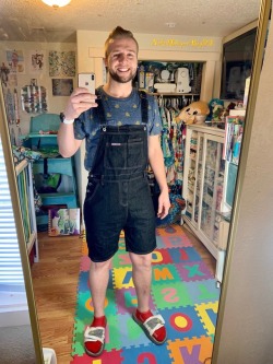 nakeddiaperboy93: 👶🏼🙃😎Finally got to wear my new shortalls before it gets too chilly!!!! Nuffin makes you feel wittlier dens being in a ducky shirt 🦆👕and shortalls why all da big boys and girls is wearing big peoples clothes! Oh… and