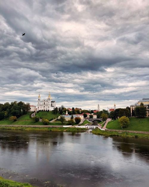 Когда турист в бывшем родном городе #belarus #vitebsk #dvina #river #cathedral #church #sky #skyporn