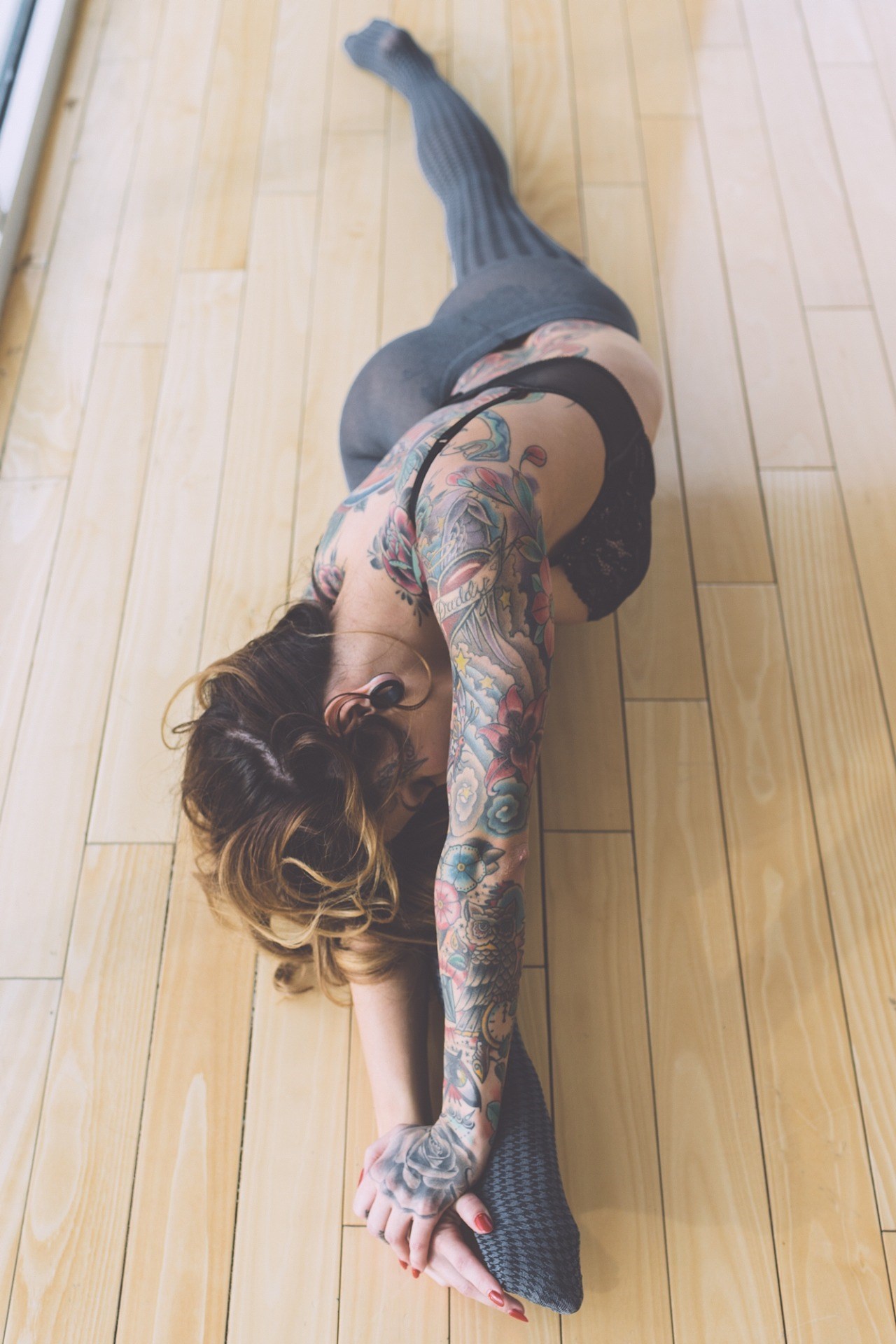 inked-teens:  Stretches before the workout