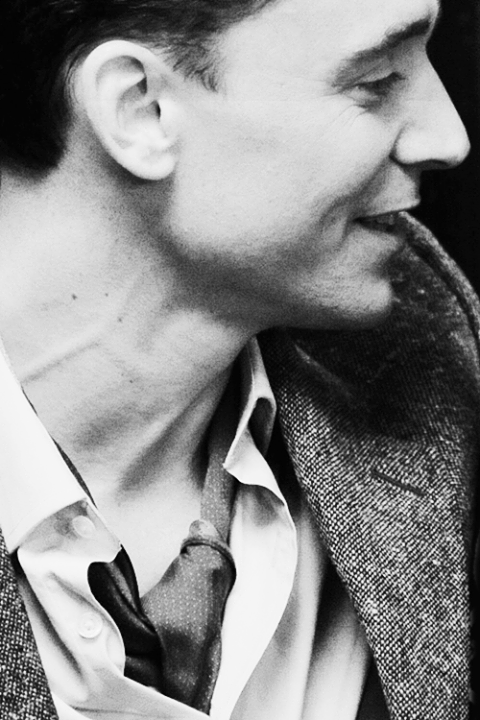 xitcantrainallthetimex:  Tom Hiddleston Black and White 2/2 