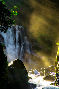 wowtastic-nature:  Taiwan falls oblique light