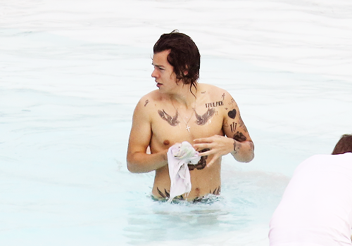 harrystylesdaily:  Harry enjoys a relaxing afternoon by the Fasano Hotel pool on