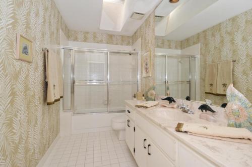 Post #1431989 house for sale - 19707 Bay Cove Drive, Boca Raton, Fla.Love the mirrored canopy bed!