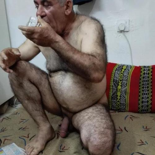 Kadınların bayıldığı bi tip hem göbekli hem killi hemde olgun