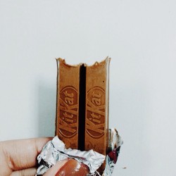 Lâu rồi mới ăn 😚😚 #VSCOcam#kitkat#chocolate#socola#myfav#snacks#yummy#tasty#delicous#sweet