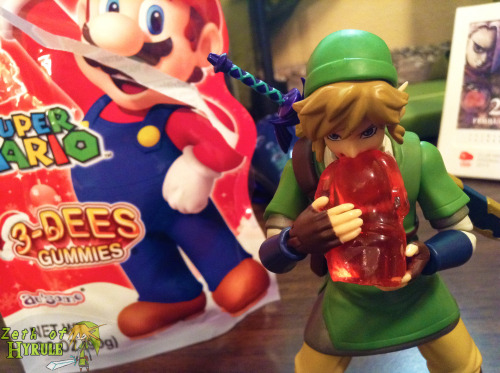fuckyeah-nerdery:zethofhyrule:…And I thought Link liked Mario…I fucking love this blog.