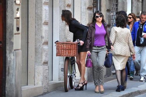 Federica Torti (e chi cazzo é? who da fuck is she?), bici/bike &amp; miniskirt, in via Mo