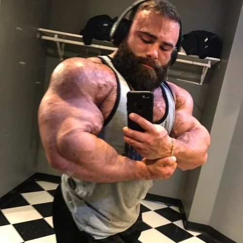 musclefetish:  Frank Mannarino. Can’t stop growing. Ultimate #beastmode. 22-inch neck.
