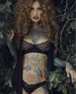 Extreme Tattoos und Piercings bei Frauen