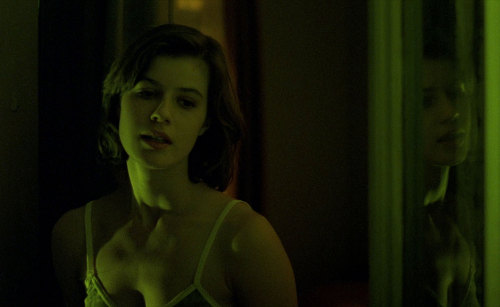 womeninthewindow:  La Double Vie de Véronique (Krzysztof Kieślowski, 1991)