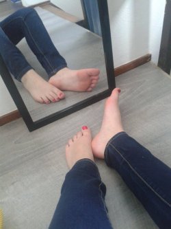 pedicuremodels:  barefootgirlfriends:  girlfeetcelebration:  ;)       