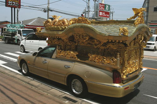 Coche fúnebre japonés estilo budista.