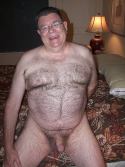 hotdadsbigcocks:  Dad may look shy, but his sphincter sure isn’t.