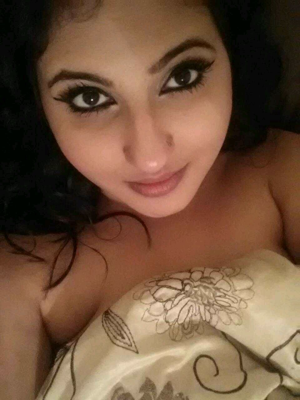 nudedesiart:  Beutiful indian girl showing her boobs.