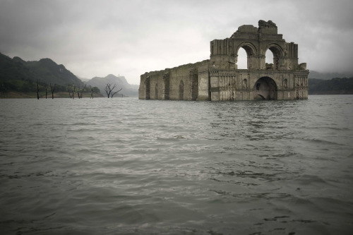 itscolossal:A Drought in Mexico Uncovers a 400-Year-Old Colonial Church in the Middle of Reservoir /