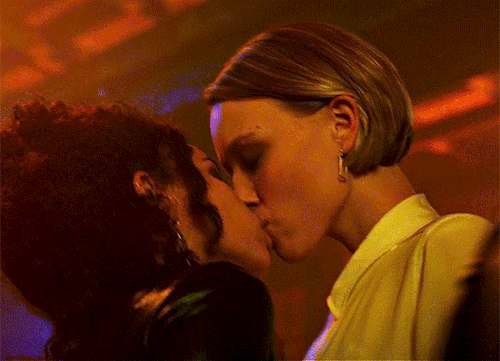 violadvis: “Kissing a woman feels much more fun.” — Olivia Colman JENNIFER’S BODY (2009)HIGH FIDEL