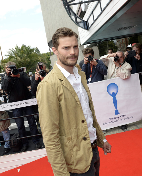 Jamie attends to Anthropoid press conference et KVIFF in Czech Republic Source jamie-dornan