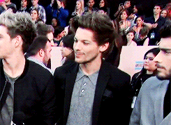 justkindahappened:  Favorite Louis Things → biting his lips 