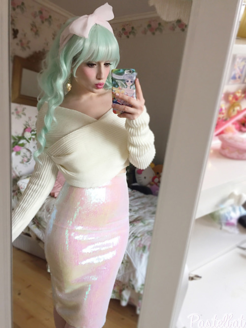 pastelbat:Pastel merbabe aesthetics（・θ・）Outfit rundown:Wig: GlwHairband: HandmadeJacket: SheinsideEarrings: H&MSweater: SheinsideSkirt: SixkissesTights: eBayShoes: Swankiss