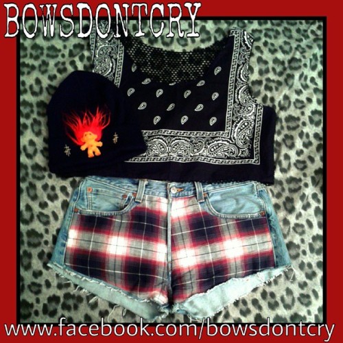 New bandana cropped top! #bowsdontcry #beanie #bandanastyle #croptee #croptop #trolls #grungefashion