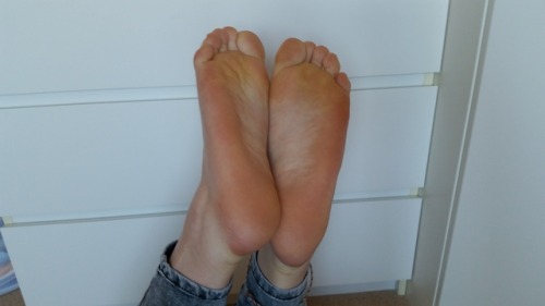 kirsty-the-ticklish:For the anon who wanted photographic evidence of my sockless feet…
