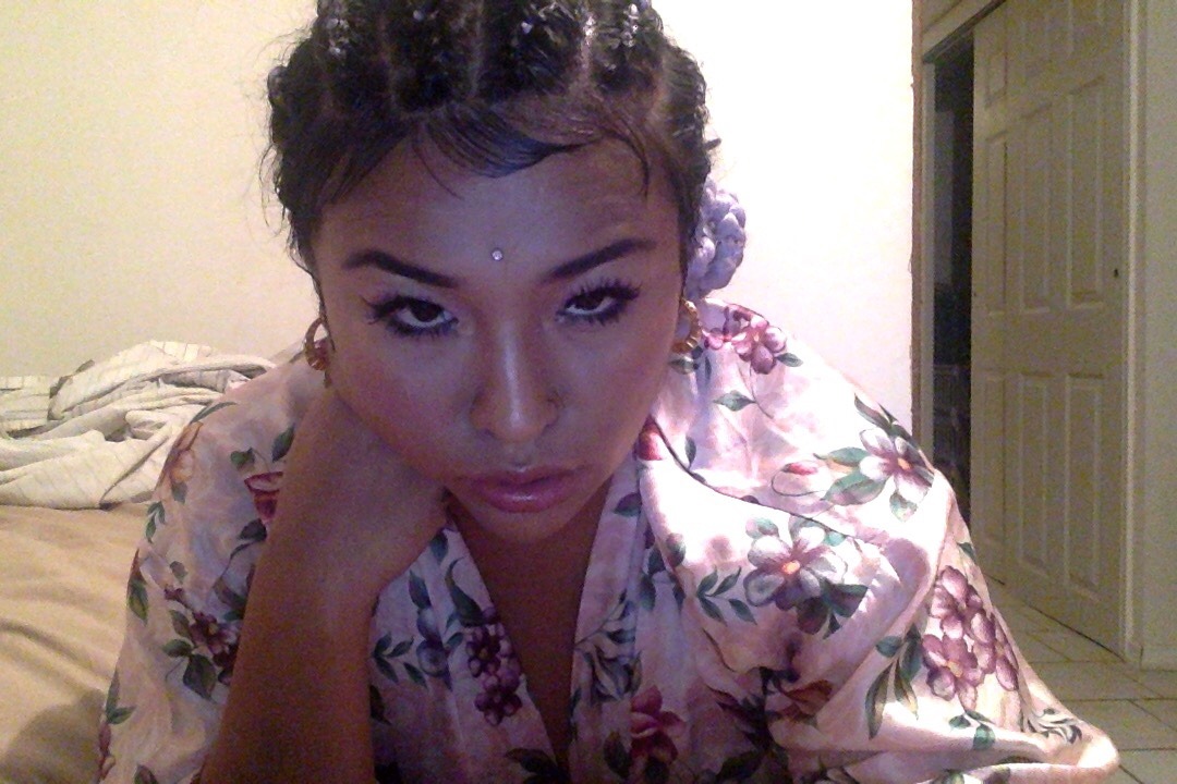 gothicanbullshit:  Me in many moodzzz   ughhhhh my best friend is so pretty wowowowowowow