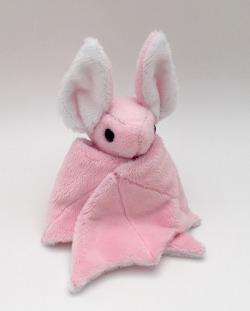 caprienplush: Here’s another little bat I made for someone special… The pattern is by BeeZeeArt. 