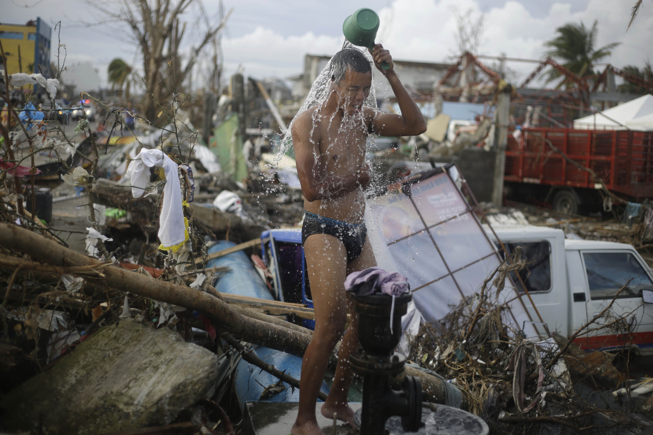 Filipinas, tras el tifón, se enfrenta al hambre, las enfermedades y la destrucción. (AP, REUTERS)