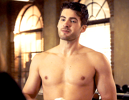 all-the-crackships:Cody Christian in All American [3x02]