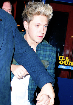 harrystylesdaily:  Niall leaving Hill and Country Bar &amp; Restaurant in NYC