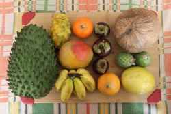 juilanne:Some Colombian fruit for lunch today!