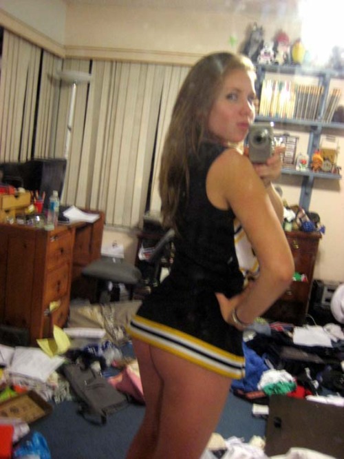 Porn Cheerleader with a dirty dorm room (Album photos