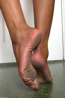 dirtyfeetlove:  From: http://www.solesofdirt.com