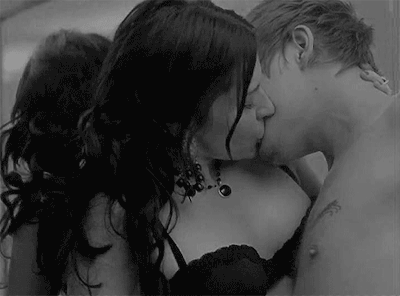 gypsysamara:  sweetlittleclosetfreak:    E….love a good 💋